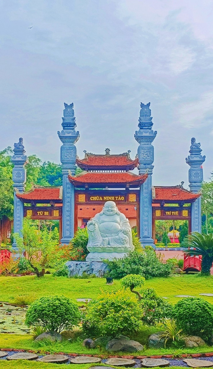 Ngắm nhìn những khóm cây, hòn non bộ giả sơn, xa xa là những hồ nước và cây cầu rất nghệ thuật.