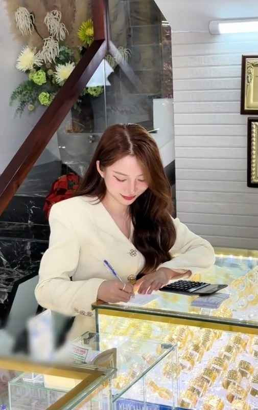 "Dung Bán Vàng" chia sẻ, từ năm 12 tuổi cô đã phụ gia đình trong công việc kinh doanh vàng. "Tuổi nhỏ làm việc nhỏ tùy theo sức của mình", hồi ấy cô phụ trông tiệm vàng khi cha mẹ cô đi ăn cơm, đứng bên cạnh trông khách, học cách tính tiền lãi... Lớn hơn chút thì cô phụ dọn đồ, làm vệ sinh vàng.