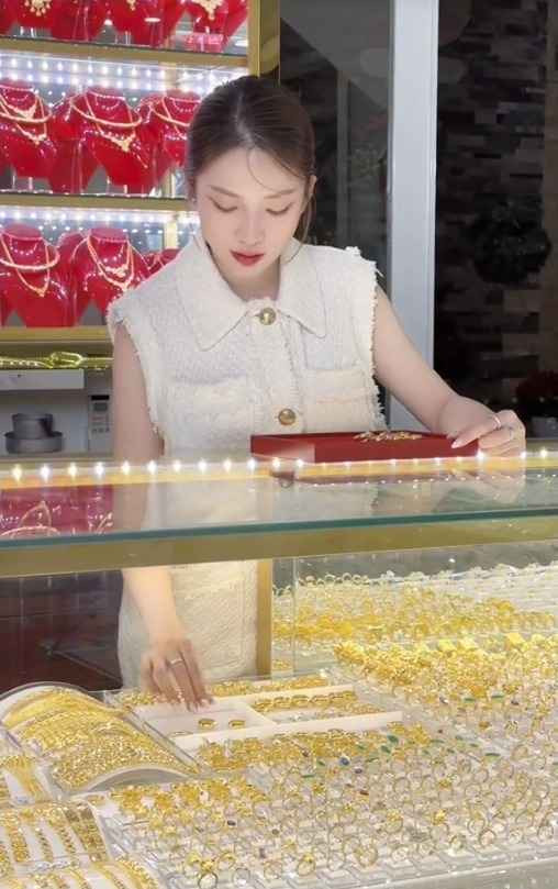 Sau đó, Dung bắt đầu học phân loại vàng, kiểm kê vàng, tính tiền... Vững được các kiến thức về vàng, cô bắt đầu đứng bán, thu đổi vàng cũ - mới.
