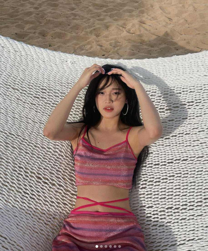 Hai kiểu đồ thường được Quỳnh Anh mặc thường xuyên là áo croptop và chân váy.