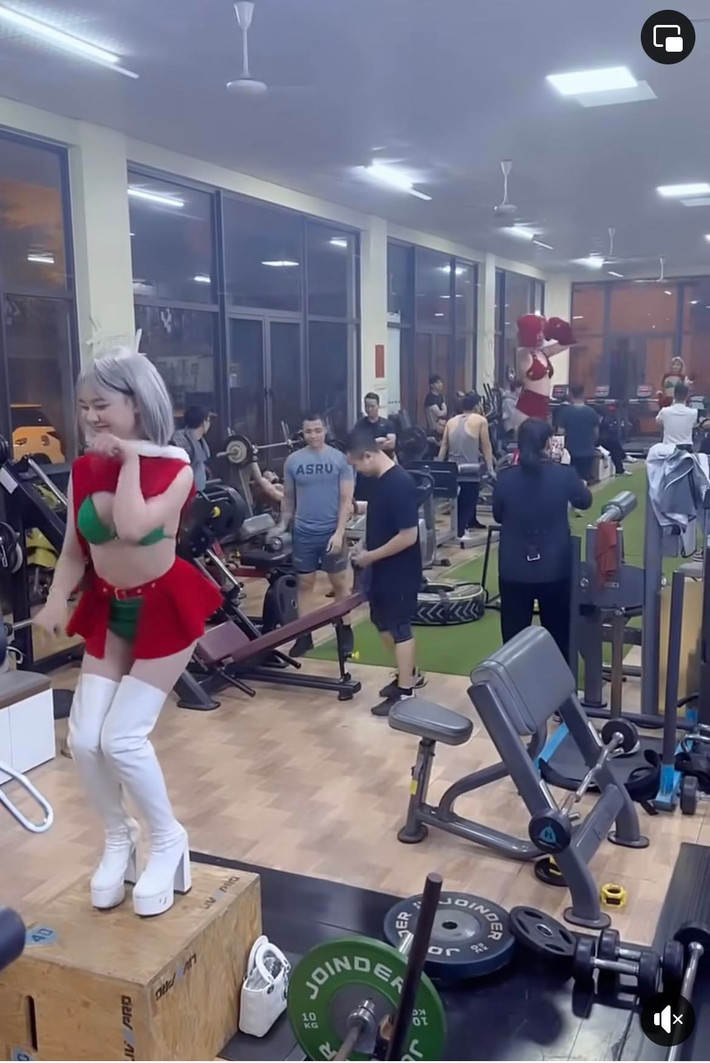 Mới đây, một tài khoản bất ngờ đăng tải một đoạn clip nhân viên nữ phòng gym ăn mặc thiếu vải, hở trên thiếu dưới, làm những động tác nhảy vô cùng nóng bỏng, khiến người xem cũng phải nóng mắt.