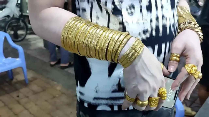 Hơn cả Cường chỉ mang trong khu vực quán, có rất đông nhân viên nên không sợ bị kẻ gian xông vào giật cướp.