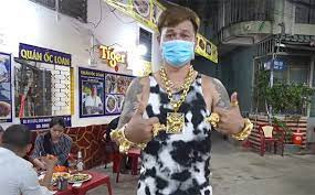 "Chơi" vàng 7, 8 năm nay, anh Dũng thừa nhận là đeo nhiều rất… vướng nhưng anh muốn đeo để tượng trưng cho việc làm ăn phát đạt và gây ấn tượng, lạ lạ với khách hàng, từ đó thu hút khách đến quán nhiều hơn.