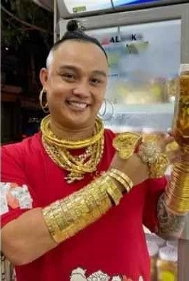 Ngọc Thuận cho biết mình có sở thích đeo vàng từ năm 17 tuổi, tuy nhiên lúc bấy giờ chưa có điều kiện sắm nhiều vàng như bây giờ. Lớn lên làm ăn khấm khá, tiền để dành Ngọc Thuận đều đi sắm vàng