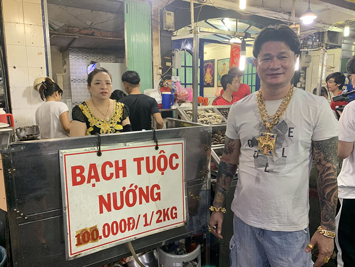 Chủ quán ốc tiết lộ giá trị tổng số vàng anh đeo trên người hiện đã lên đến 100 lượng vàng, tương đương 4 tỷ đồng. Chỉ riêng sợi dây chuyền vàng trên cổ anh Dũng đã nặng hơn 2kg, trị giá hơn 1 tỷ đồng, có mặt hình con mèo độc đáo.