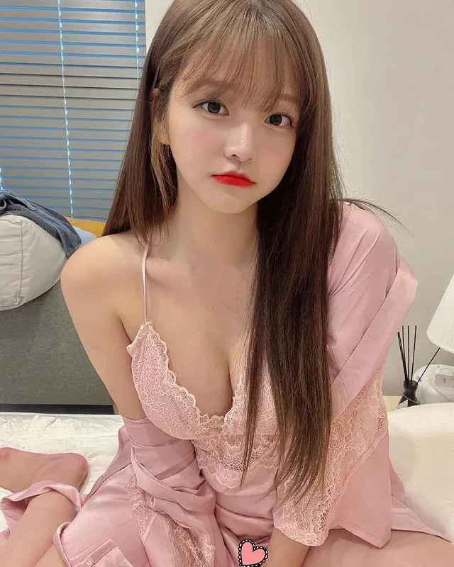 Min Jung nói cô cảm thấy ngày càng tự ti, đồng thời suy nghĩ về việc phẫu thuật thẩm mỹ.