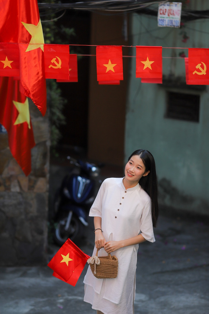 Vẻ đẹp riêng của con ngõ cờ hoa này đã lan truyền trên mạng xã hội và được nhiều bạn trẻ tìm đến chụp ảnh, check in dịp nghỉ lễ này.