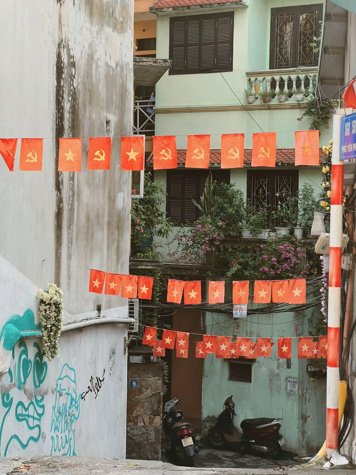 Một con ngõ cờ hoa trên phố Yên Phụ đang là một trong những địa điểm check in được nhiều bạn trẻ yêu thích dịp nghỉ lễ Quốc Khánh 2/9 năm nay.