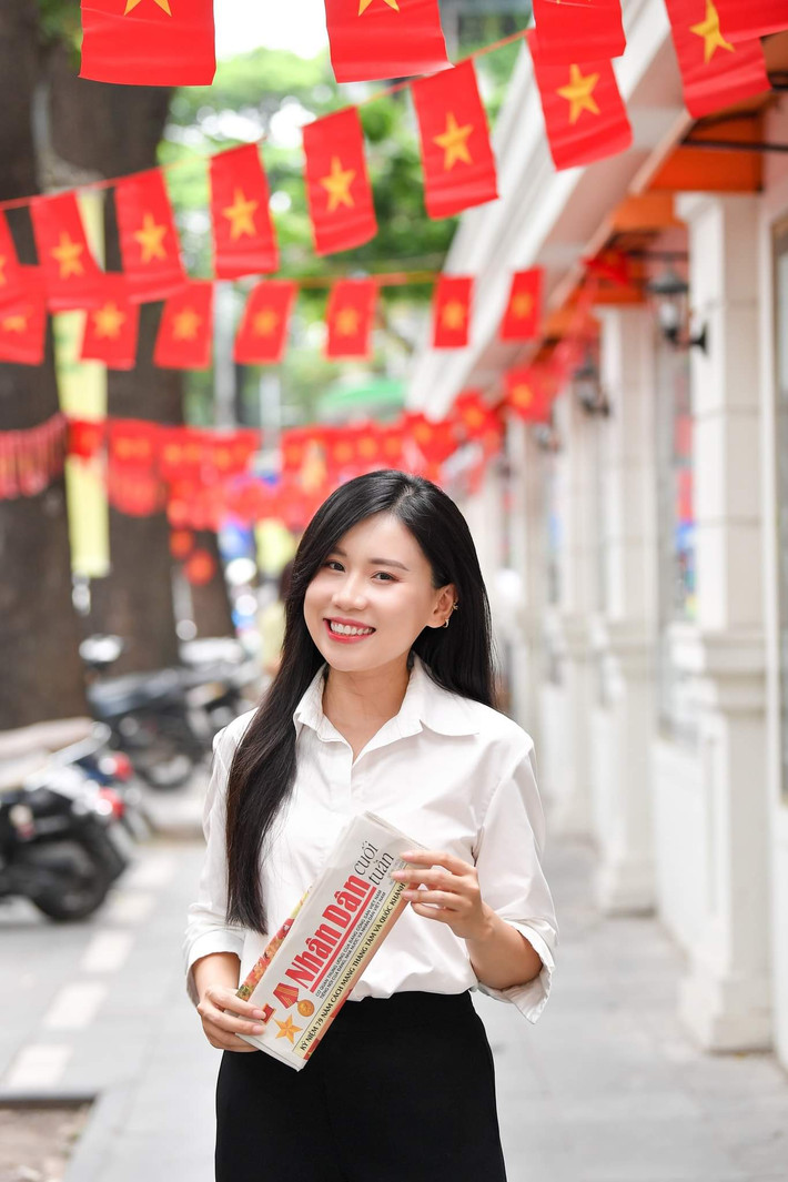 Một điểm đến khác cũng rực rỡ cờ hoa chào đón Quốc khánh 2/9 đó là quán cafe "Trạm đọc báo" của báo Nhân Dân.
