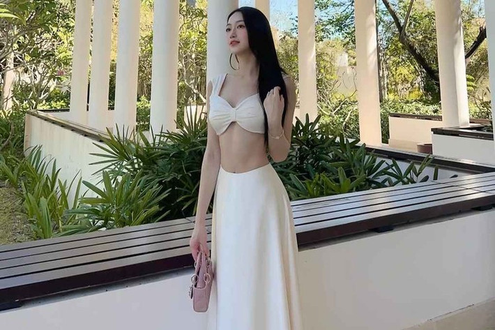 Khác với hình ảnh mặc áo blouse trắng khi đi làm, Hồng Vân bên ngoài là cô nàng nữ tính, theo đuổi phong cách thời trang gợi cảm, trưởng thành.