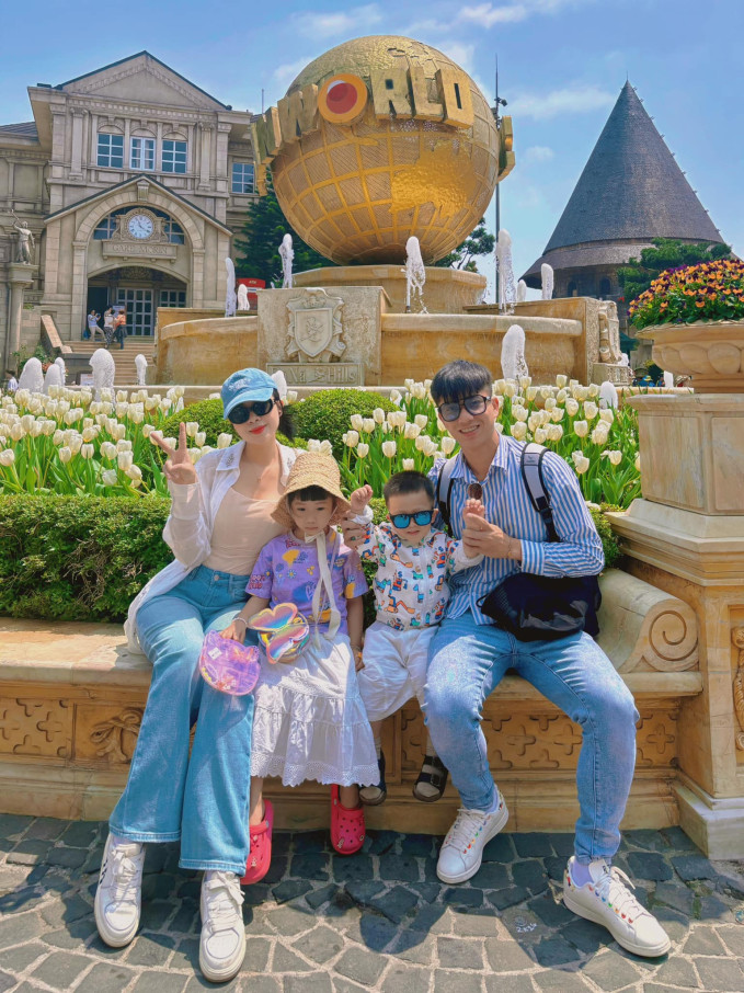 Dù còn trẻ nhưng cách nuôi dạy con của vợ chồng tiền vệ sinh năm 1996 nhận được nhiều lời khen của cộng đồng mạng