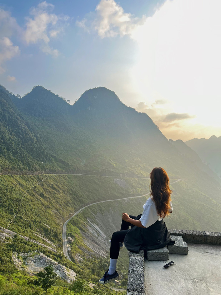 Trước khi lên đường, La Mộc đăng lên các hội, nhóm dân cư Phú Quý trên mạng xã hội để nhờ mọi người tìm phòng và nhận được sự giúp đỡ nhiệt tình. Khi xuống cảng cùng hành lý gói gọn trong hai chiếc vali, cô được những người bạn quen qua mạng đón và đưa về phòng trọ.