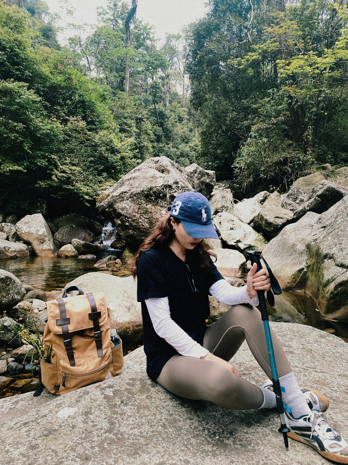 La Mộc lại tiếp tục trải nghiệm tour câu cá cùng vài người bạn. Ai cũng say sóng nên mới chỉ câu được một tiếng, cả đoàn không thể chịu được, phải xin chủ ghe nhổ neo đi về.