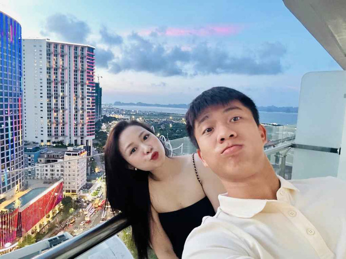 Võ Nhật Linh (SN 1997) được chú ý từ khi công khai yêu cầu thủ Phan Văn Đức vào năm 2019. Cô tốt nghiệp ngành Giáo dục mầm non tại Cao đẳng Sư phạm Nghệ An.