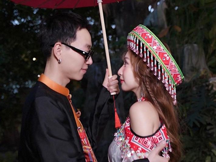 Loạt ảnh của Thanh Mèo từng được báo Trung Quốc đăng ảnh và dành cho nhiều lời khen ngợi về nhan sắc. Nhan sắc của nữ TikToker này được ca ngợi căng mọng, tràn đầy sức sống.