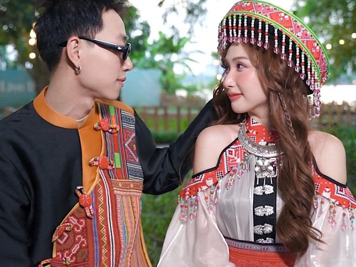 Mới đây, Double2T gây chú ý khi xuất hiện trong loạt ảnh sánh vai cùng một hot girl xinh đẹp trong MV mới của mình. Được biết, cô nàng này tên là Lê Thị Thanh (Thanh Mèo), một gương mặt nổi tiếng đối với giới trẻ Sài thành.