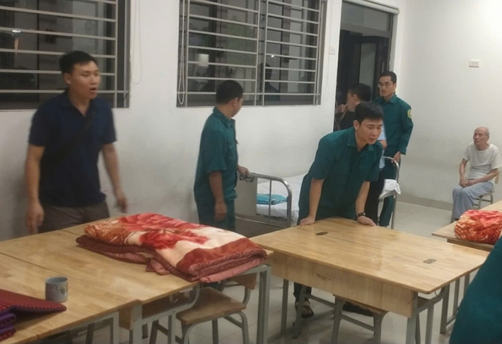 Cán bộ và lực lượng chức năng phường Tân Mai hết sức lưu ý, đảm bảo an toàn cho người dân trước khi bão số 3 Yagi đổ bộ vào đất liền.