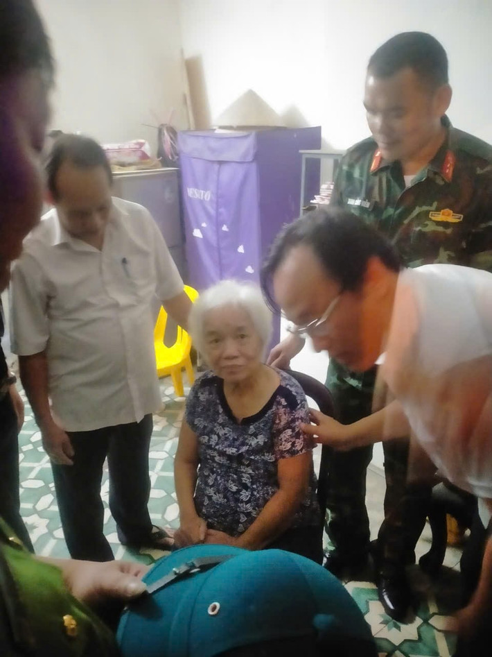 Đặc biệt những người già đang cư trú tại khu tập thể A7 Tân Mai được lực lượng chức năng vận động, di chuyển đến vị trí an toàn tại trường tiểu học Tân Mai.