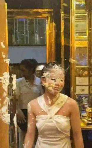 Đáng nói hơn nữa, người úp bánh kem vào mặt cô gái lại là một chàng thanh niên đã trưởng thành. Anh ta núp sau cánh cửa và tỏ ra rất hào hứng cho việc này. Chính hành động và thái độ của anh chàng đã khiến tất cả nổi giận.