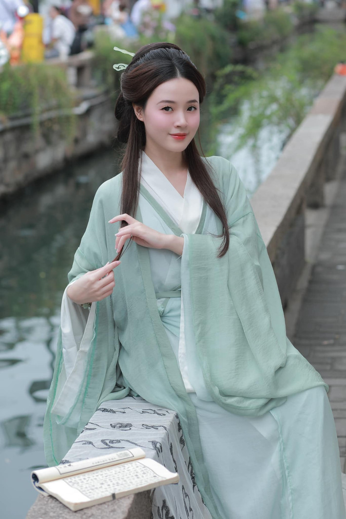 Xuất hiện trong ảnh, Midu chọn bộ đồ của các cô gái Trung Quốc thời xưa với màu xanh ngọc, phía bên trong là lớp áo màu trắng.