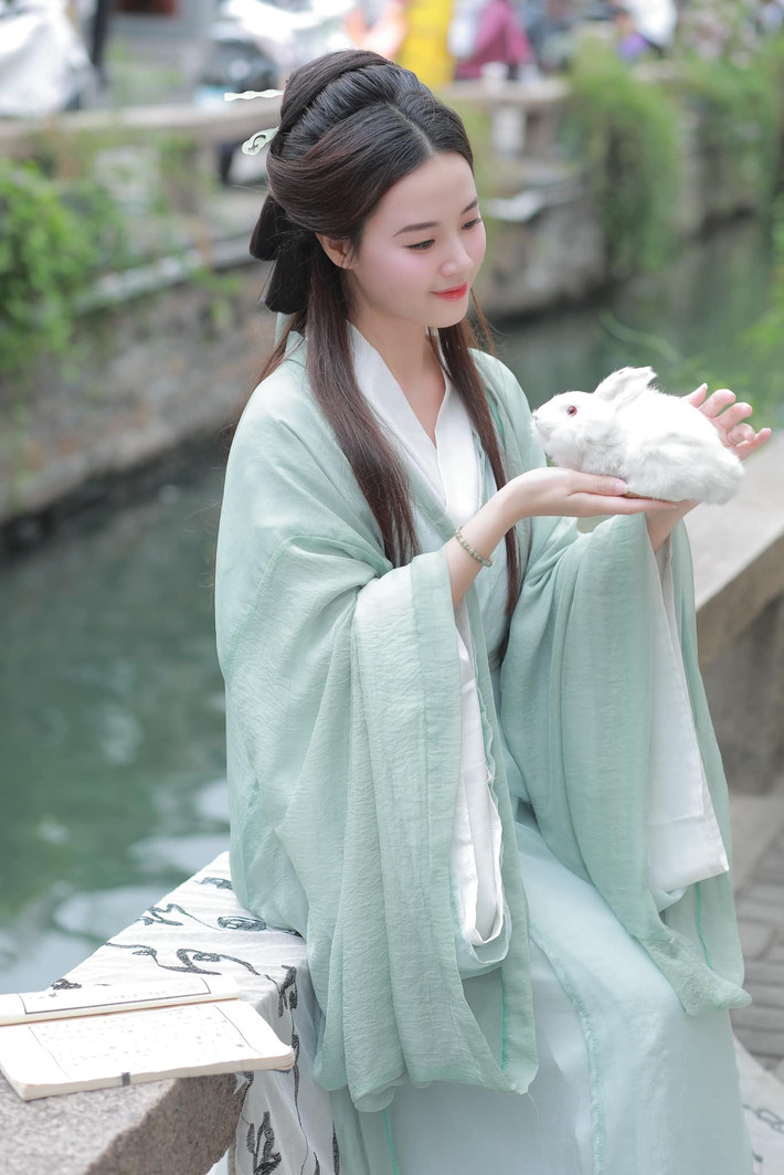 Thần thái an nhiên, tựa nàng thơ của "nữ giảng viên đẹp nhất Sài thành" đắm say người ngắm nhìn.