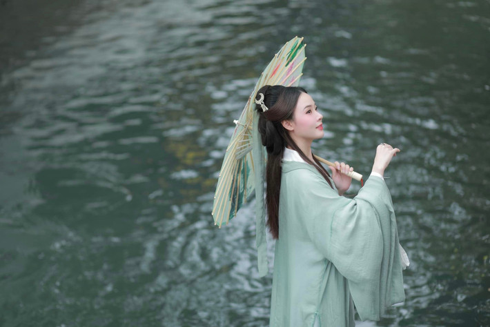 Trên trang cá nhân, sau nửa năm thành "vợ người ta", người đẹp Midu khiến fan phải trầm trồ khi diện đồ cổ trang trong chuyến du lịch tới Trung Quốc.