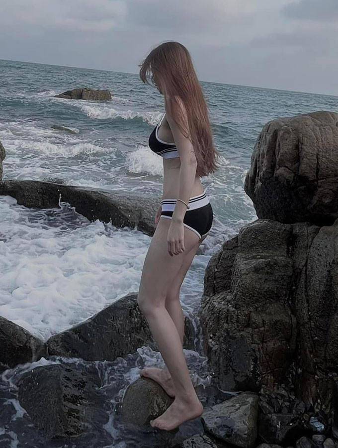 Trong bộ bikini mỏng manh, Như Tuyền nổi bật với làn da trắng bóc, đôi chân dài miên man, vòng 1 căng tràn và vòng eo con kiến