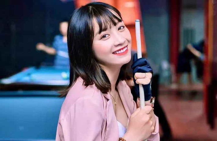 Tập luyện với cường độ cao, đổ nhiều mồ hôi, người đẹp quê Hà Nội duy trì thói quen uống nhiều nước lọc, nước ép hoa quả bổ sung vitamin cần thiết cho cơ thể và làn da.
