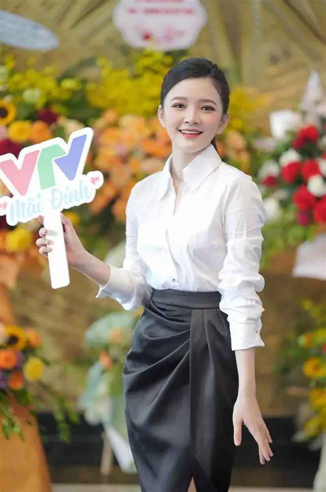 Theo chia sẻ của nữ BTV, trong suốt 3 năm từ lớp 12 đến năm hai đại học, Khánh Linh có thời điểm chạm mốc 75kg và từng nghĩ bản thân bị béo phì.