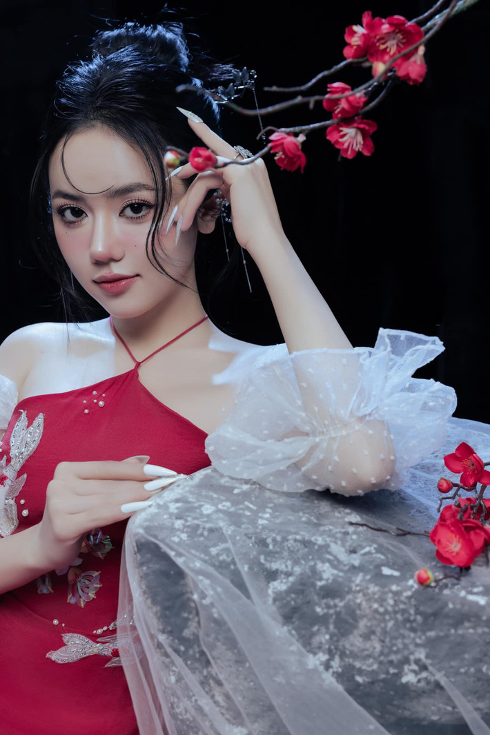 Được biết, Ý Nhi sở hữu 55.000 người theo dõi trên Instagram và con số này ở TikTok là 85.000. Cô nàng ưa chuộng phong cách nữ tính nhưng cũng không kém phần gợi cảm khoe body săn chắc, cân đối. Cô cũng thể hiện cuộc sống sang chảnh trên MXH khi thường xuyên check-in những nhà hàng đắt đỏ, đi sắm đồ hiệu,...