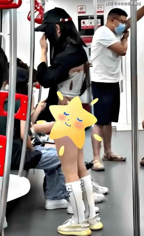 Bên cạnh đó, cách phối cùng quần bó lại có màu sắc gần như tệp với màu da nên nhìn từ xa càng dễ gây hiểu lầm.
