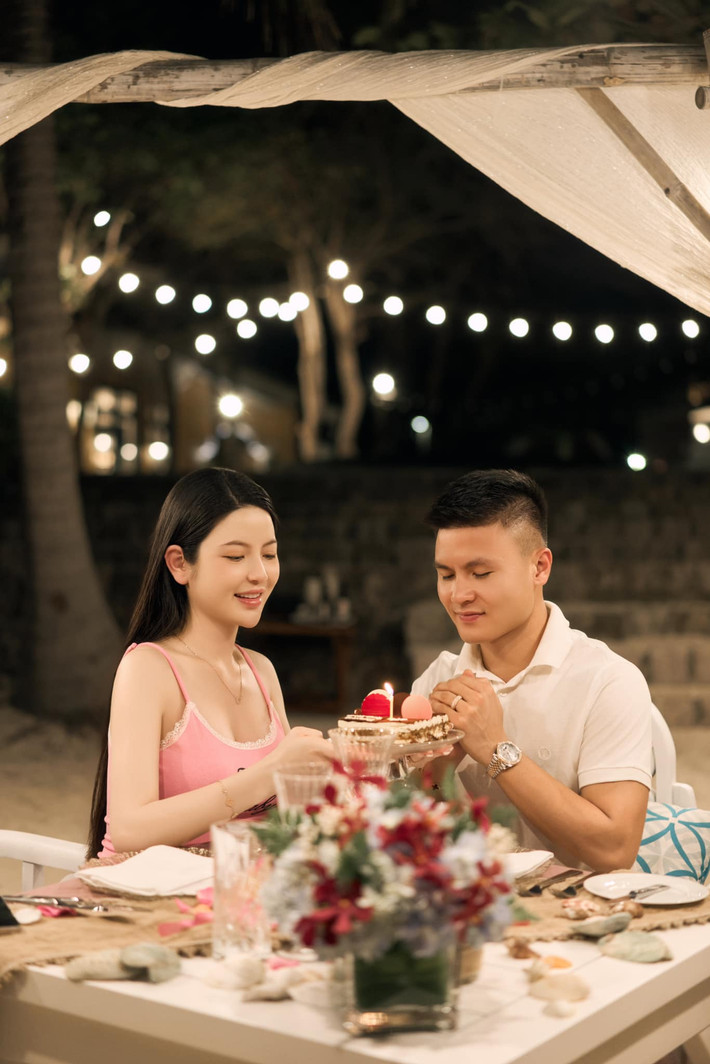 Ngoài hưởng thụ cuộc sống, dưỡng thai, Chu Thanh Huyền vẫn tích cực vác bụng bầu lên livestream "chốt đơn", làm việc xuyên cả kì nghỉ lễ.