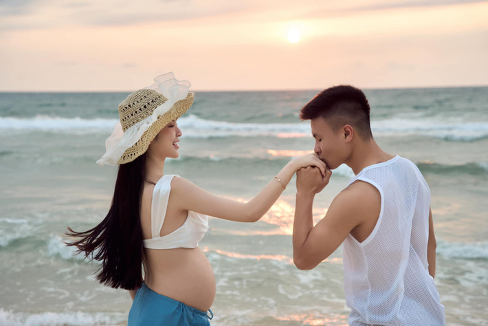 Bụng bầu của Thanh Huyền hiện đã lớn vượt mặt, tròn lẳn nhưng ngoài phần bụng nhô ra, gương mặt và vóc dáng của hot girl Sơn Tây vẫn cuốn hút như thời con gái.