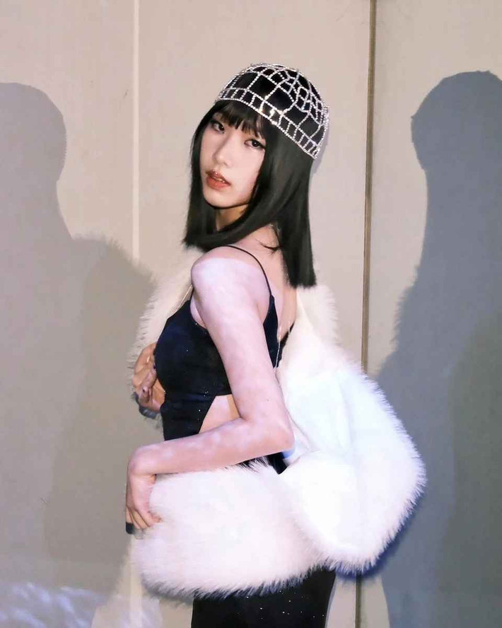 Những người theo dõi Elly đã lâu cho biết điều này không quá ngạc nhiên bởi từ năm 13 tuổi, cô đã bắt đầu làm người mẫu cho nhiều thương hiệu thời trang và chụp tạp chí.