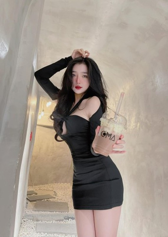 Thông thường khi chụp ảnh, Khánh Linh sẽ lựa chọn góc máy khéo léo, để khoe được vẻ đẹp hình thể. Trong đó, cô nàng thường có xu hướng lựa chọn những bộ cánh làm nổi bật vòng eo thon thả một cách khéo léo.