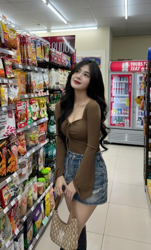 Thậm chí thời điểm đó, chủ bài viết đã đổi luôn ảnh của Quỳnh Alee thay thế bằng một hình ảnh nóng bỏng không kém để tránh phiền phức nhất có thể.