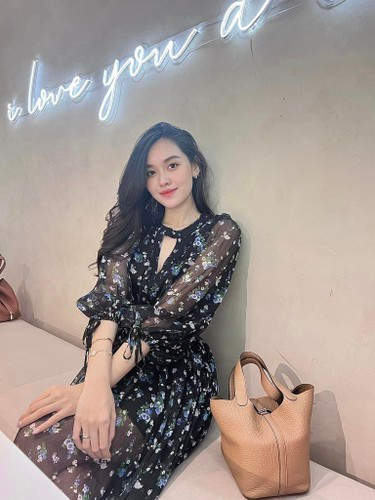 Tháng 11/2020, người đẹp lên xe hoa với chồng hơn 9 tuổi. Đám cưới "bạc tỷ" của Tường San từng gây xôn xao dân mạng. Kết hôn ở tuổi 20 không phải quá sớm vì cô quan niệm "đúng người, đúng thời điểm".