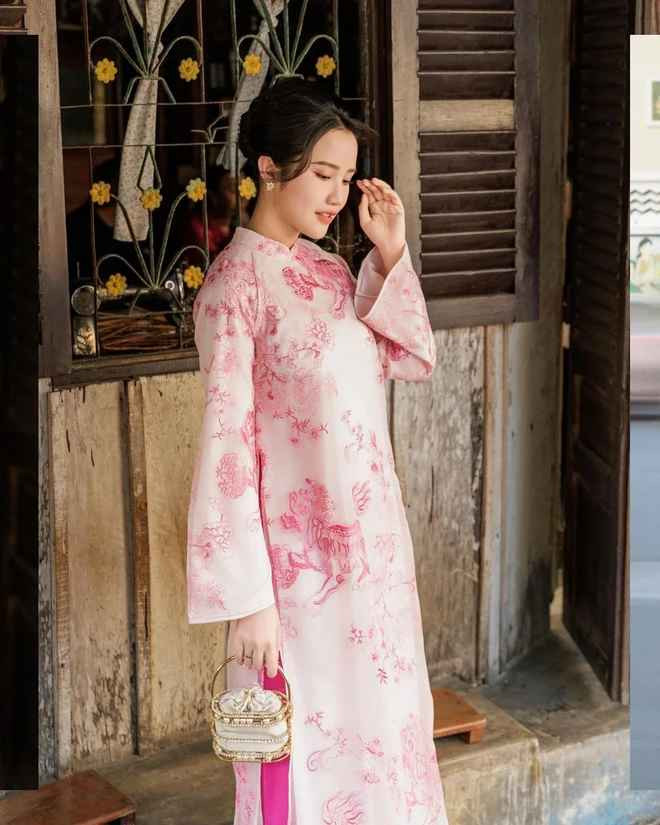 Nàng dâu hào môn ngày càng xinh đẹp, nhuận sắc là điều ai cũng thấy rõ.