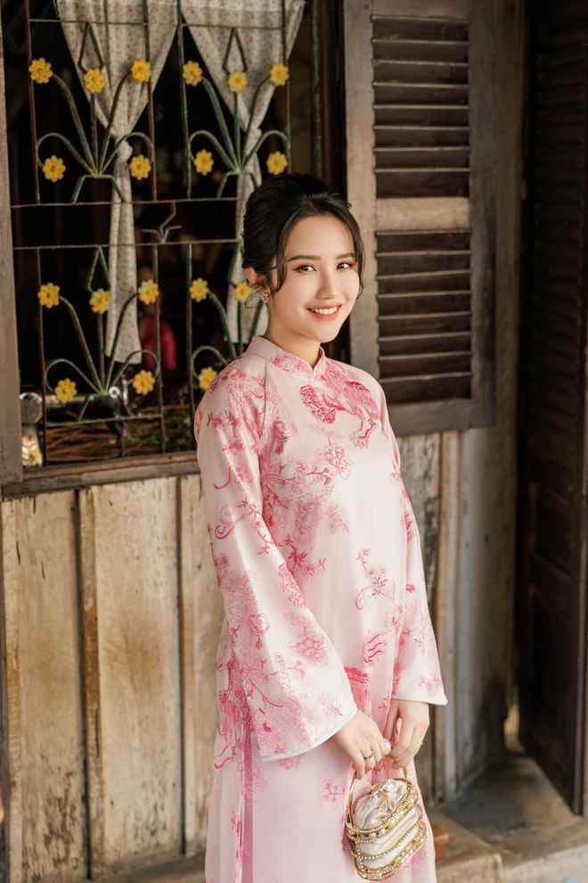 Mới đây, phu nhân TGĐ Saigon Square Phan Thành đã đăng tải loạt ảnh áo dài dịp Tết này cùng với các chị em.