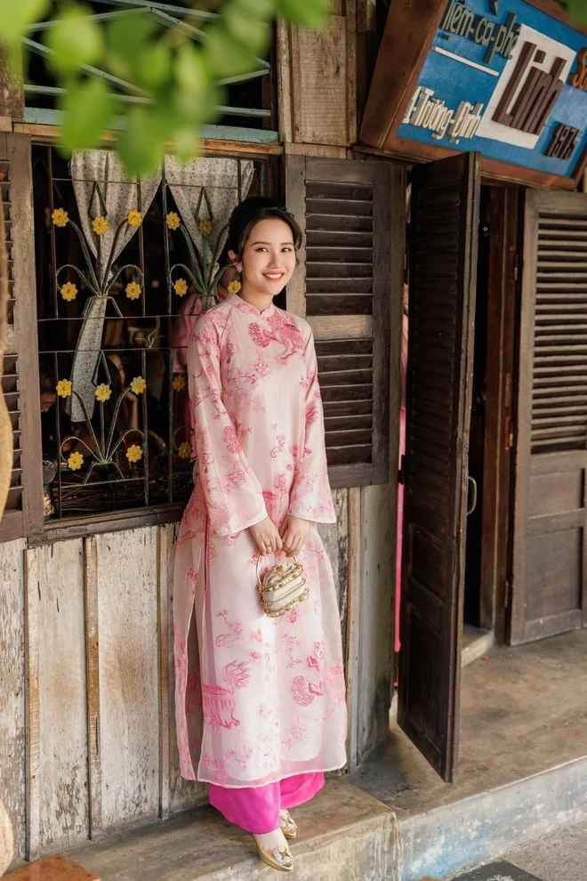 “Được hội chị em rủ rê đi chụp hình Tết giải ngố sau 1 tháng ở nhà hút sữa” - Primmy Trương viết.