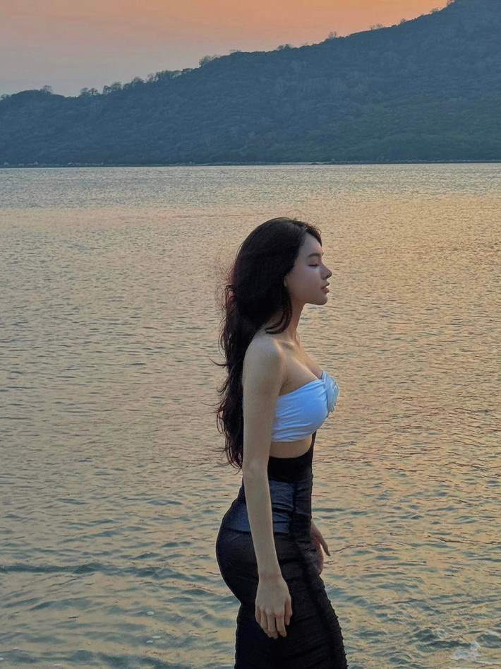 Dưới phần bình luận, nhiều người để lại lời khen cho rằng việc khoe body này của Bích Hạnh không hề phô phang và nhiều chị em nên học hỏi.