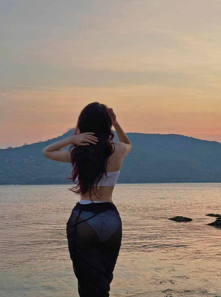 Nhiều người nghĩ rằng chiếc váy đen sẽ làm giảm đi sức hút của bộ bikini nhưng ngược lại, Bích Hạnh chứng minh việc nửa kín, nửa hở của mình làm bức ảnh thêm điểm nhấn.