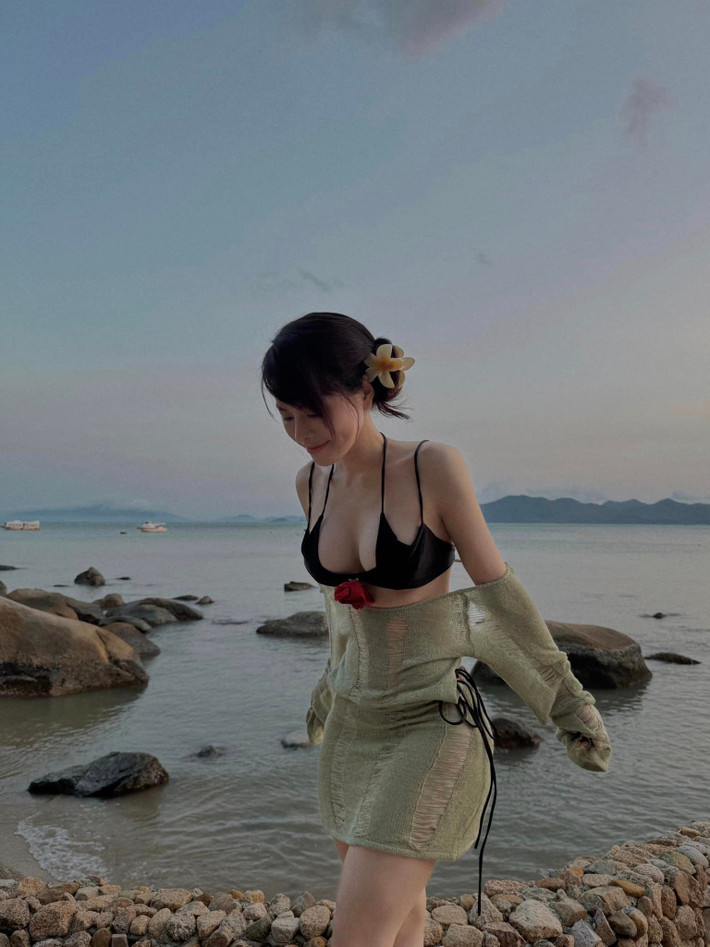 Trước khi sở hữu body hội chị em "chỉ biết ước" như hiện tại, ít ai biết rằng Bích Hạnh từng mũm mĩm, nặng đến 70kg. Thậm chí, cô nàng còn bị bạn bè đặt nickname "rùa rụt cổ".