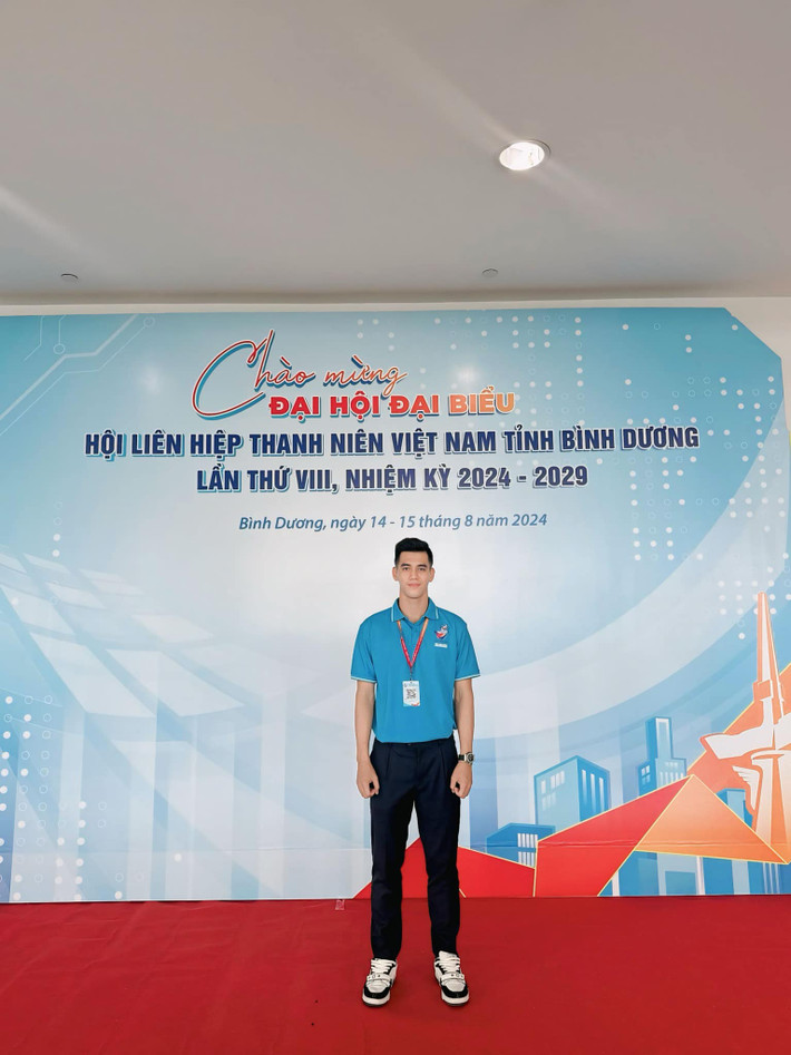 Bên dưới bài đăng nhiều người đã gửi lời cảm ơn đến tình cảm của tiền đạo sinh năm 1997 và gia đình. Nhiều người bình luận sẽ đến quán cafe của anh ở Bình Dương để ủng hộ.