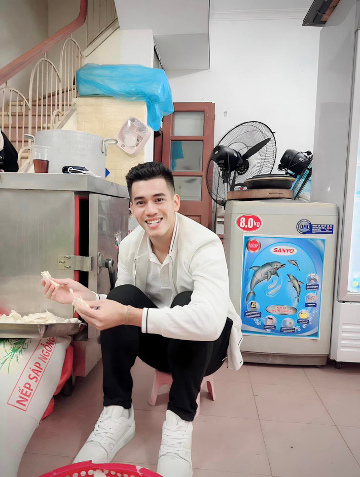 Cứ có dịp rảnh là chàng cầu thủ đi giúp đỡ những hoàn cảnh khó khăn.