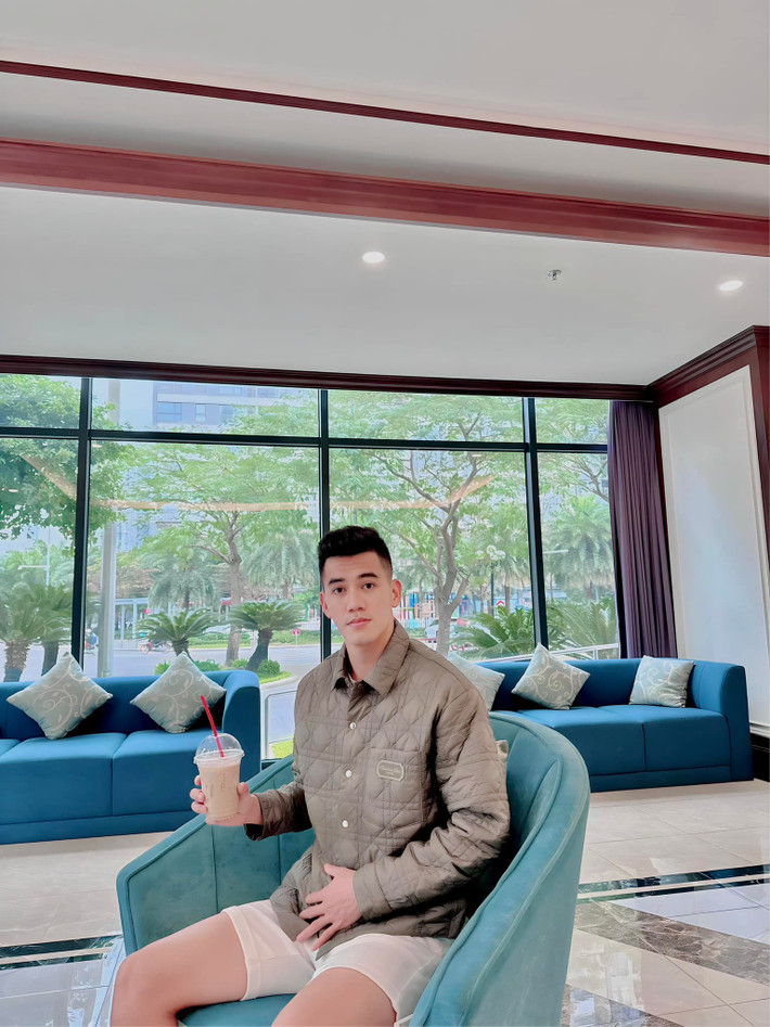 Đáng chú ý, từ năm 2023 đến này Tiến Linh tích chia sẻ những khoảnh khắc đi làm từ thiện.
