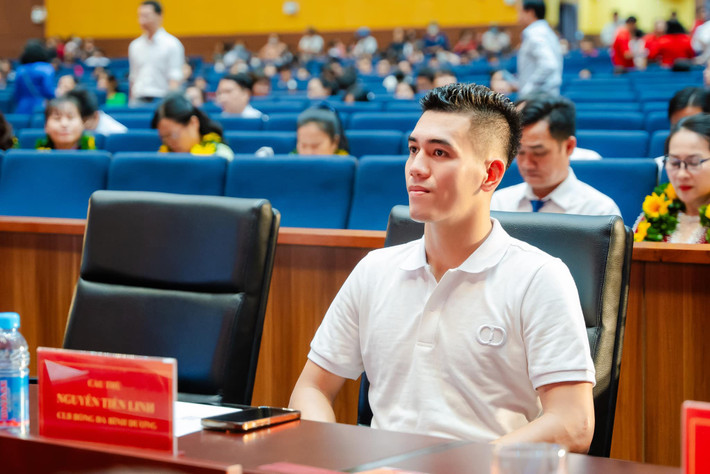 Quán cafe Ngọc Lan của gia đình Tiến Linh xin trích 1 tháng doanh thu của quán với mong muốn san sẻ khó khăn cũng như nỗi buồn với đồng bào yêu thương đang phải chịu nhiều mất mát. Đất nước Việt Nam anh hùng vượt qua tất cả”. Tiền đạo tuyển Việt Nam nói thêm.
