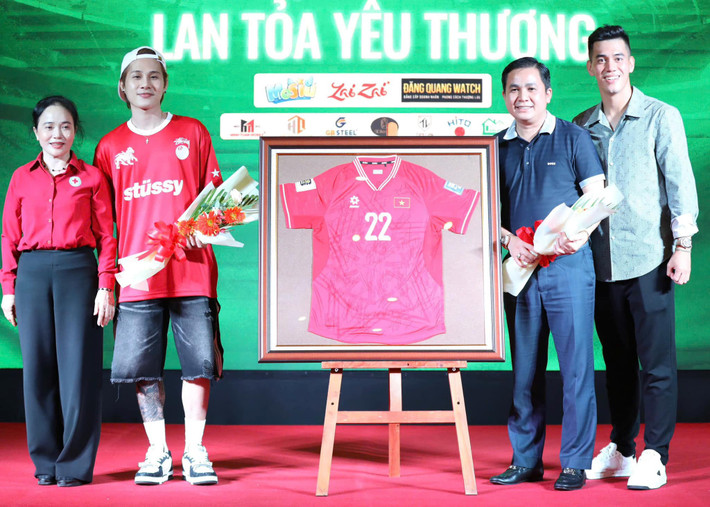 Gần nhất, dân mạng ngưỡng mộ khi thấy hình ảnh Tiến Linh mặc chiếc áo thanh niên tình nguyện màu xanh.