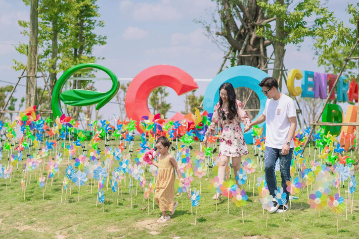Sự chân thành đã giúp Ngọc Hải cũng có được cái gật đầu đồng ý của Dương Thùy Phương. Tuy nhiên, chàng hậu vệ chẳng vội vàng mà quyết giấu kĩ bạn gái Hoa khôi thêm 1 năm nữa rồi mới chịu công khai và nhanh chóng kết hôn vào đầu năm 2018.
