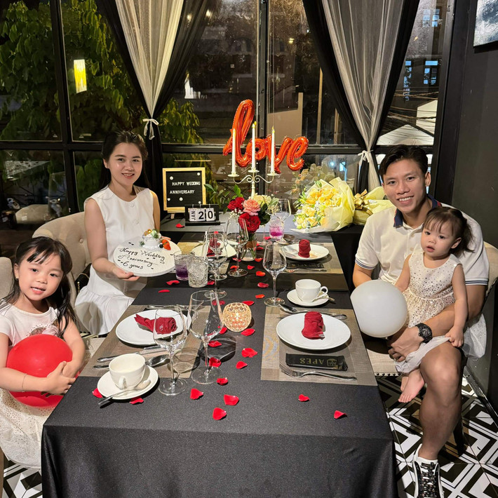 Vợ chồng Quế Ngọc Hải khiến nhiều người ngưỡng mộ bởi cuộc sống giàu có với đầy đủ nhà đẹp, xe sang và gia đình hạnh phúc. Đội trưởng đội tuyển Việt Nam là một trong những cầu thủ có thu nhập cao nhất nhì bóng đá Việt.